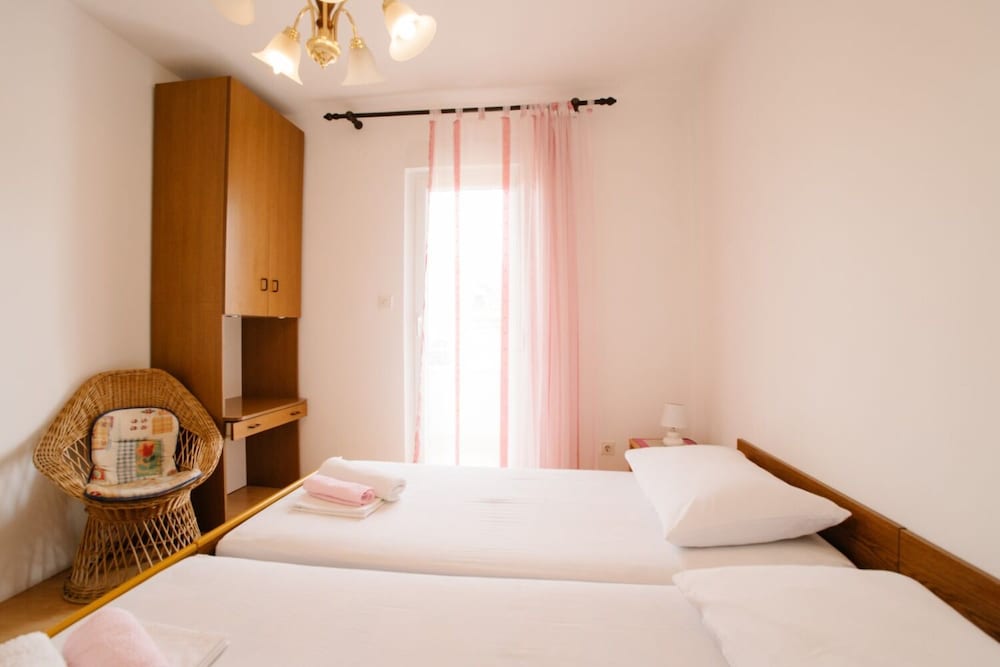 Apartment (Petri - close to the sea - A1 Crveni ) photo 2