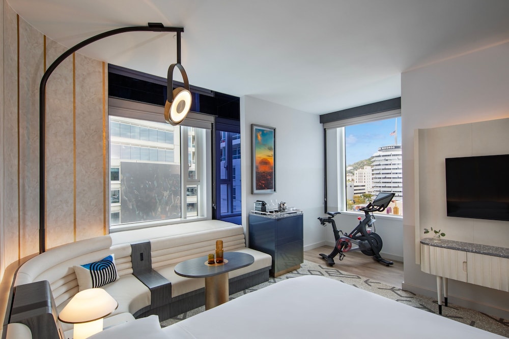 Deluxe Corner King Room with One King Bed (Non Smoking)