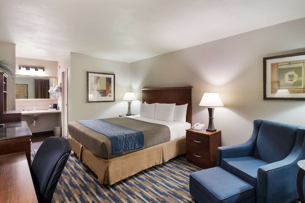 Standard Room, 1 King Bed, Non Smoking - Photo 1