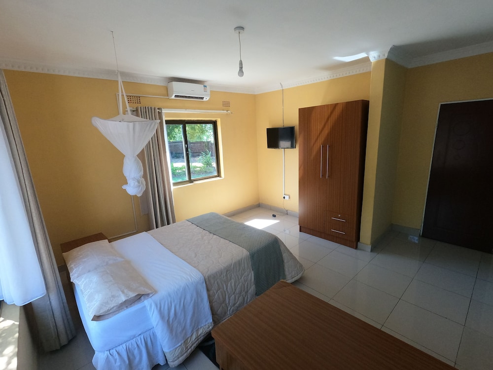 Business Room, Partial Lake View photo 1