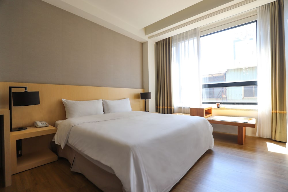 Deluxe Double Room thumbnail 5