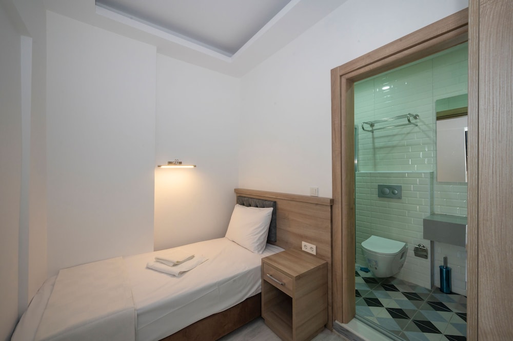 Basic Triple Room photo 3