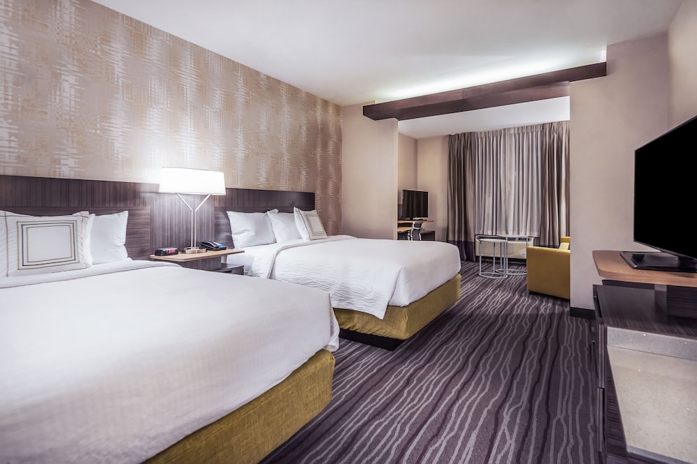 Executive Room, 2 Queen Beds (Mobility/Hearing Access, Roll-In Shwr) photo 3