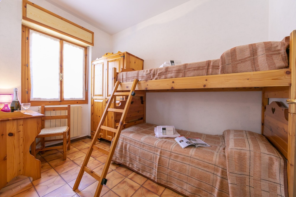 Family Apartment, Multiple Bedrooms, Mountainside (Bellevue Modern Apartment 6)