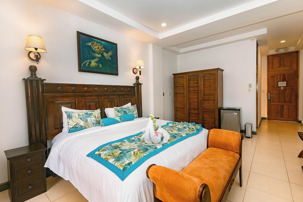 Superior Jungle View with One king bed - Photo 2