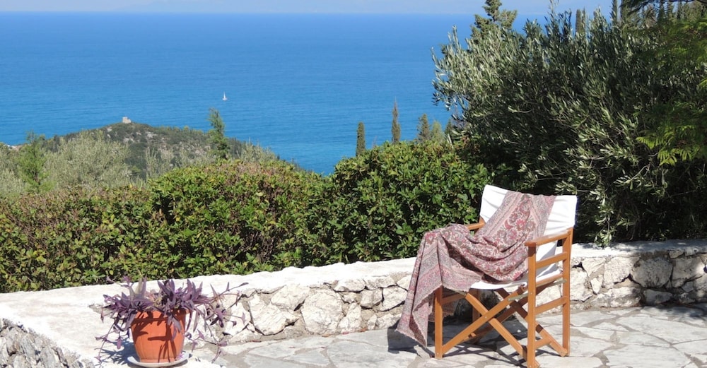Villa, Smoking photo 3