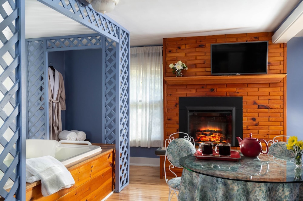 Romantic Suite, 1 Bedroom, Jetted Tub, Garden View (04 The Presidential Suite) photo 1