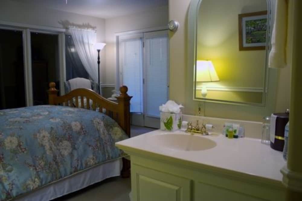 Room, Private Bathroom (05 Cottage Queen)