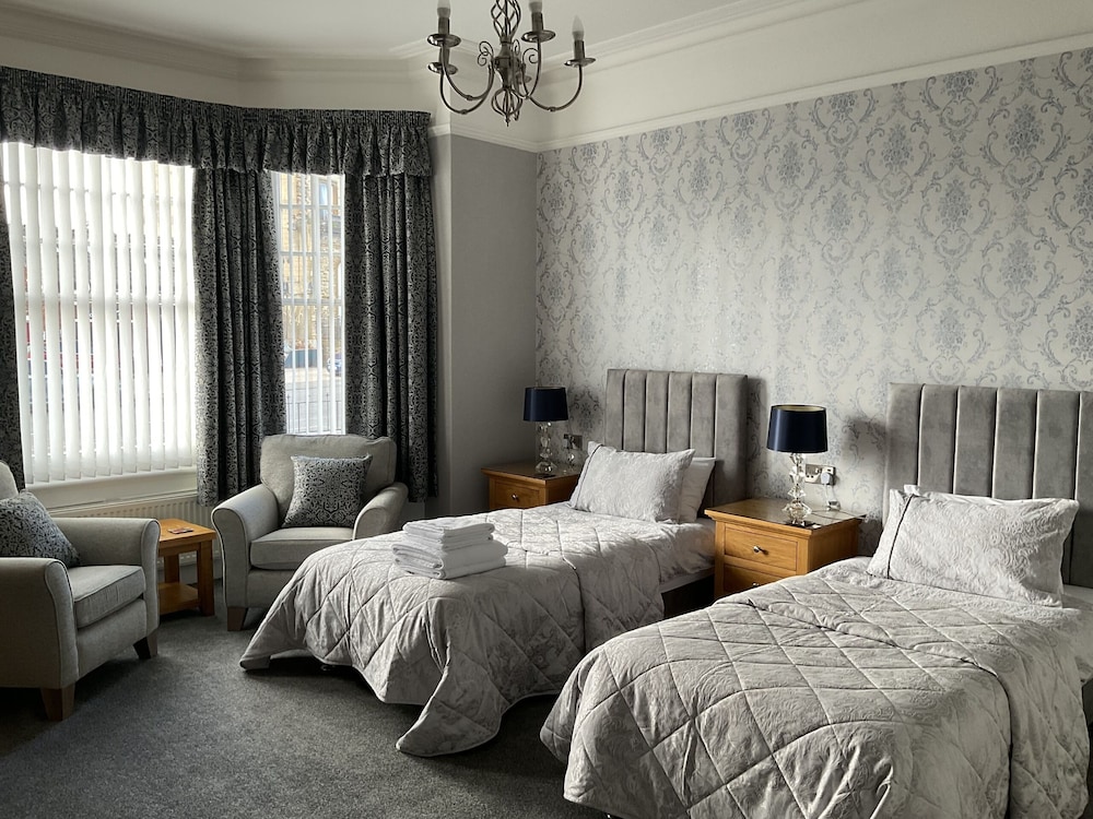 Twin Room, Ensuite (Bath & Shower) photo 2