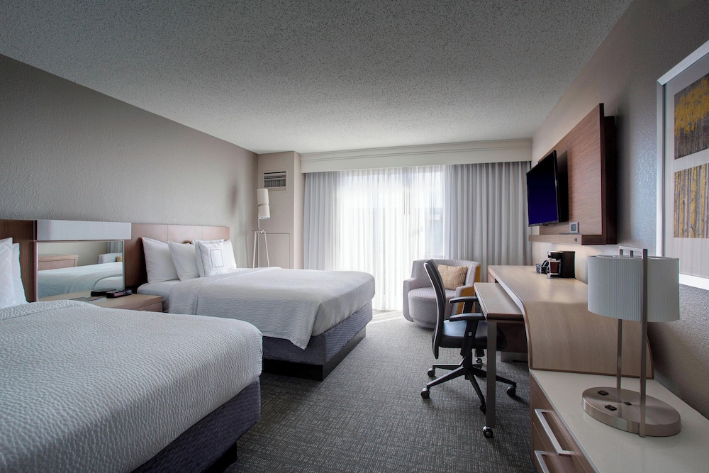 Room, 2 Queen Beds, Balcony (Mobility/Hearing Accessible, Tub) photo 2