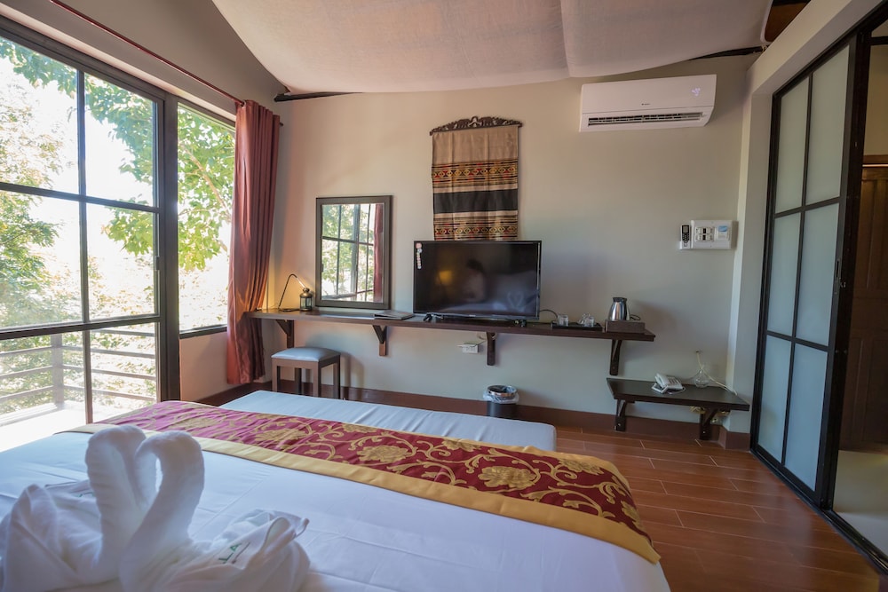 Deluxe room/ King bed photo 2