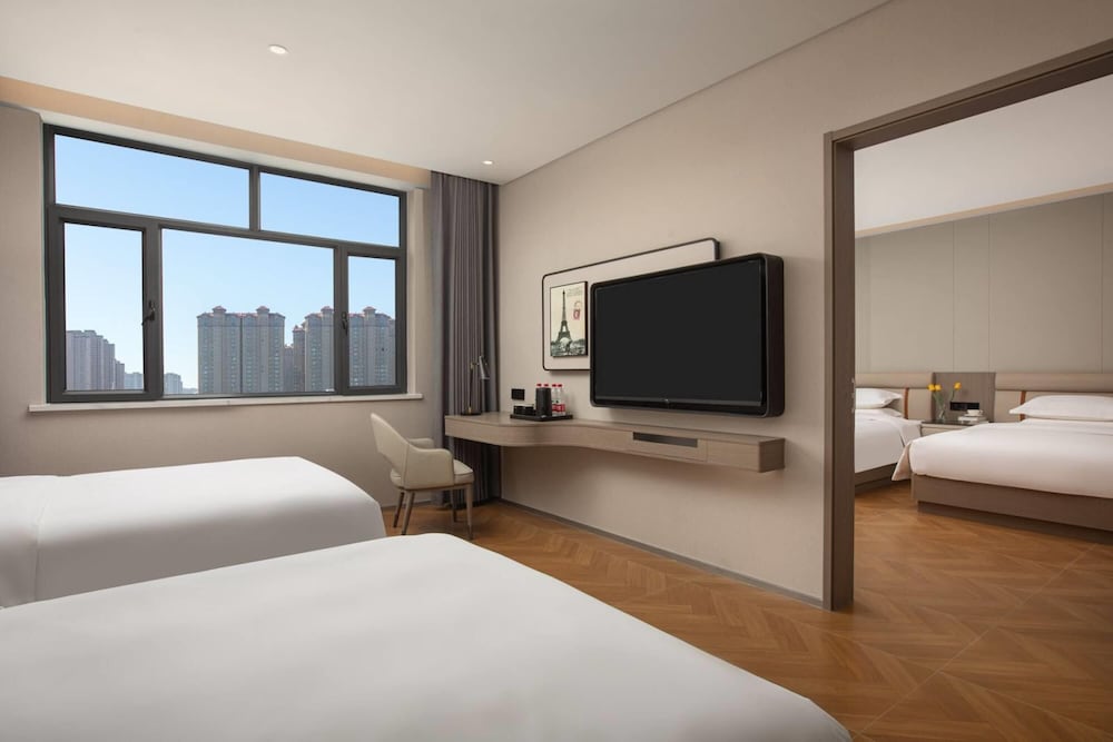 Family Room, Multiple Beds, Non Smoking (Deluxe)