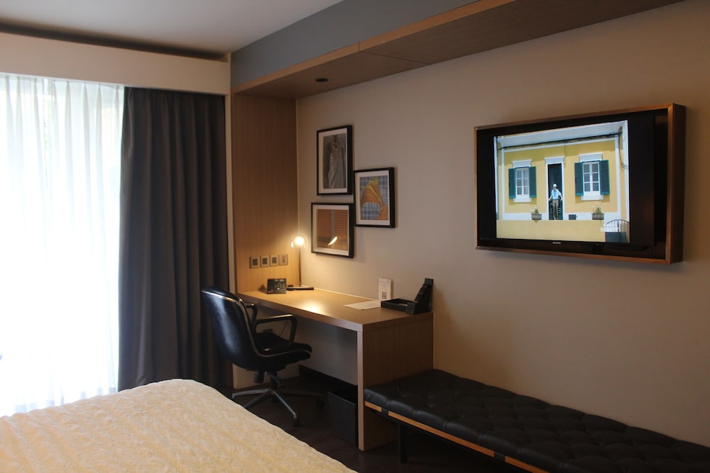 Family Studio, 1 Queen Bed, City View (Balcony)