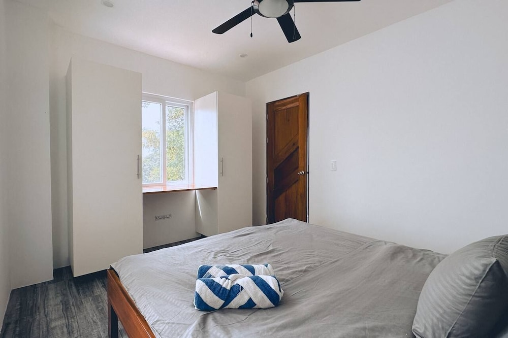 Deluxe Apartment, 1 King Bed, Balcony, Garden View photo 3
