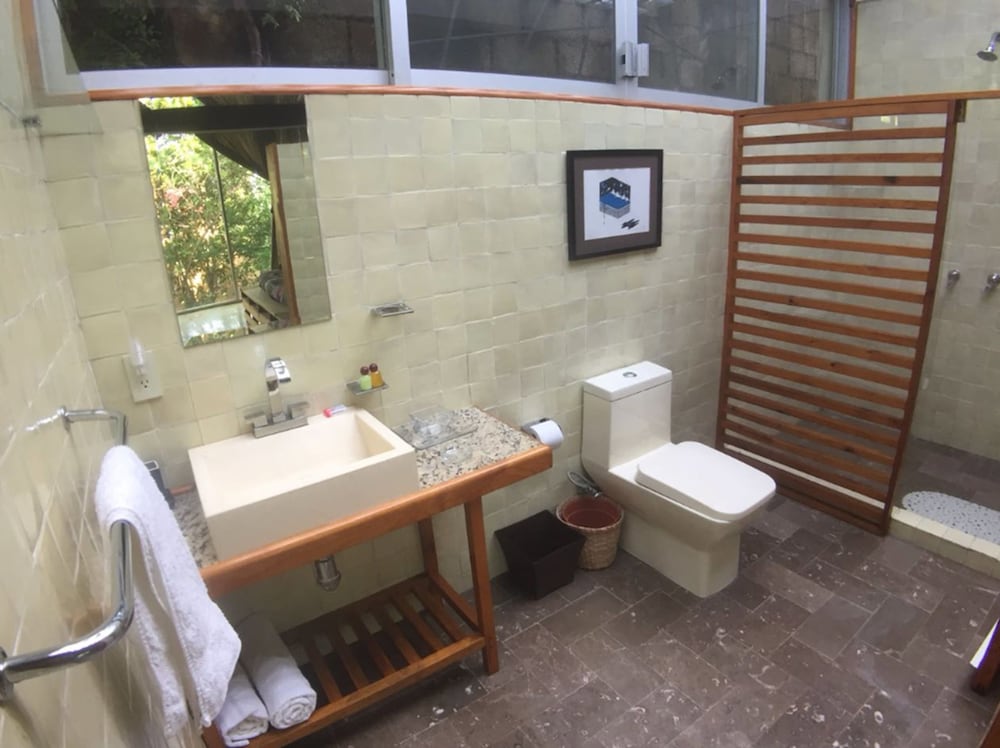 Comfort Suite, 1 King Bed, Balcony photo 2