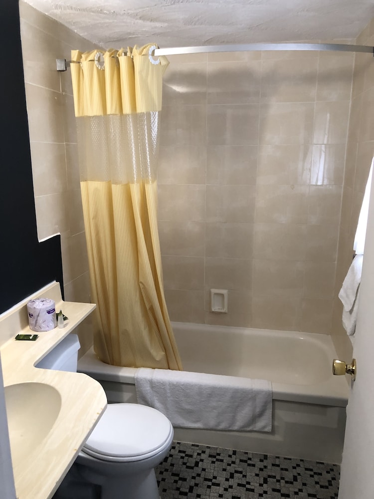 Standard Room, 1 King Bed photo 3