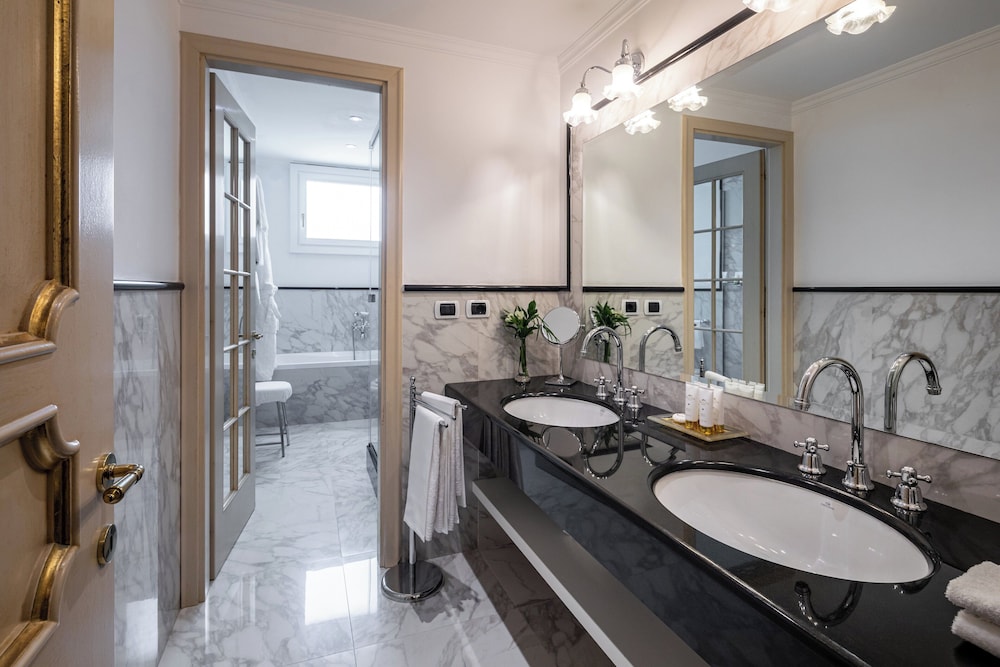 Deluxe Suite - Photo 7
