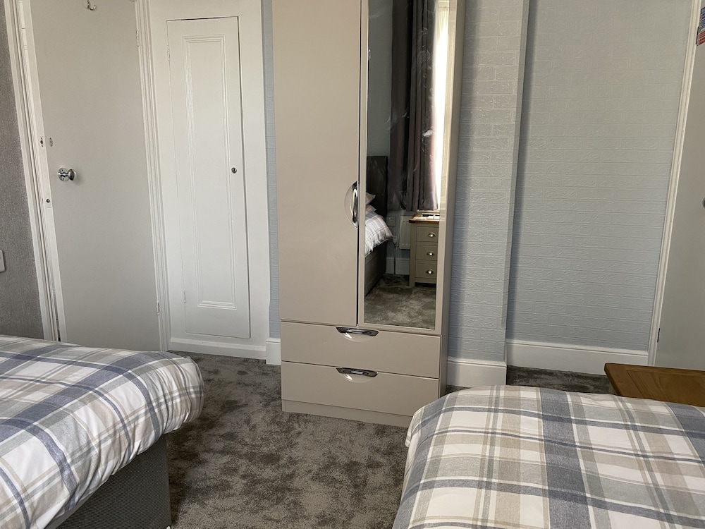 Standard Twin Room, Private Bathroom photo 2