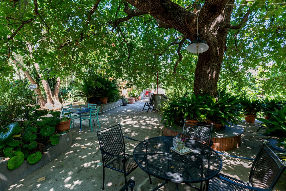 Deluxe Triple Room, Garden View photo 3