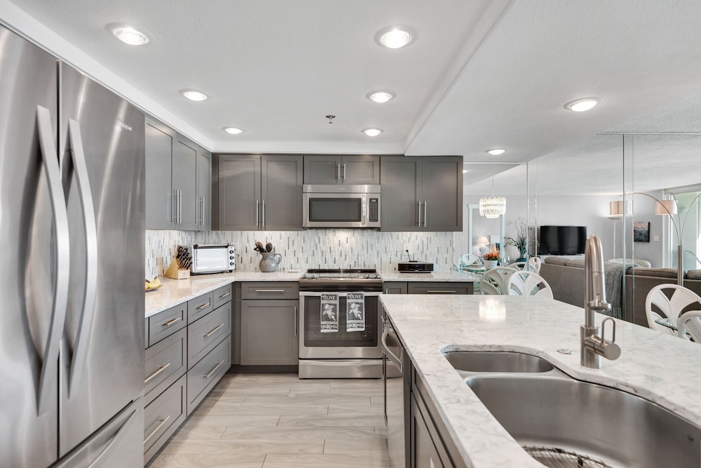 Deluxe Condo, 3 Bedrooms, Beachfront photo 2