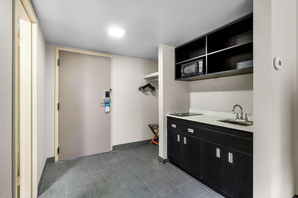Suite, 1 King Bed, Non Smoking - Photo 2