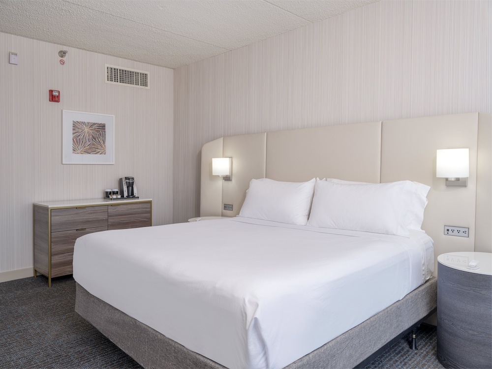 Standard Room, 1 King Bed, Accessible Bathtub (Mobility) - Photo 1
