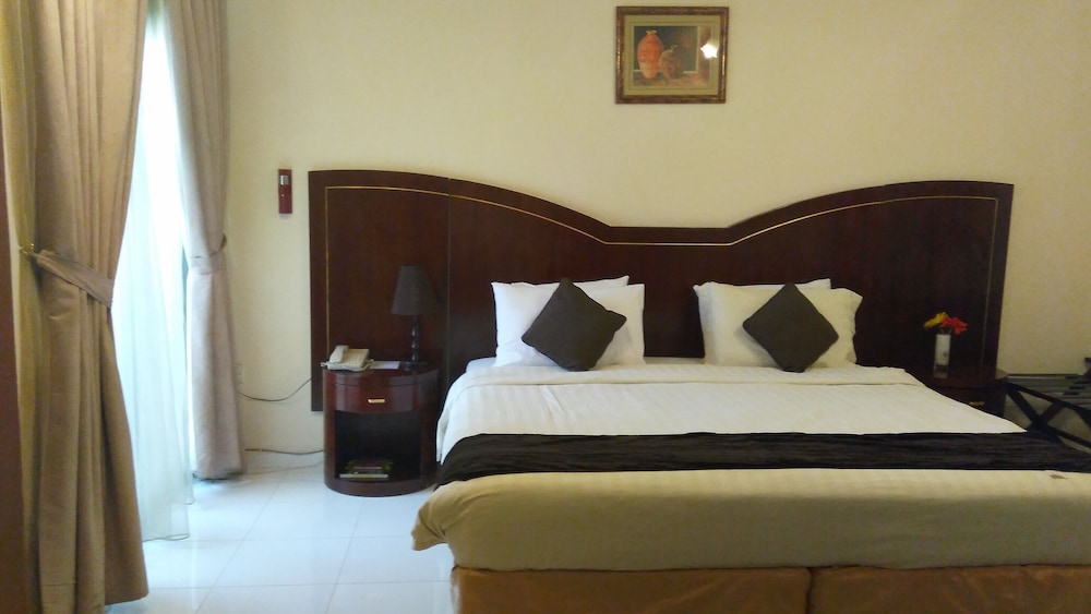 Standard Single Room, 1 King Bed, Smoking