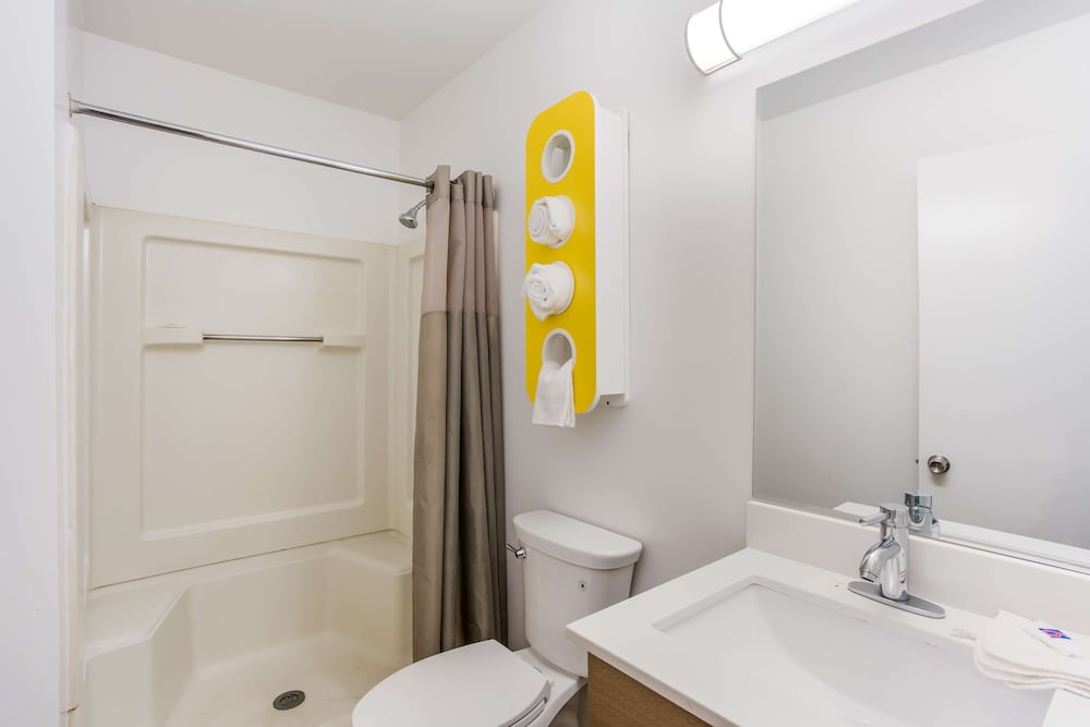 Deluxe Room, 1 Queen Bed, Smoking, Kitchenette - Photo 3