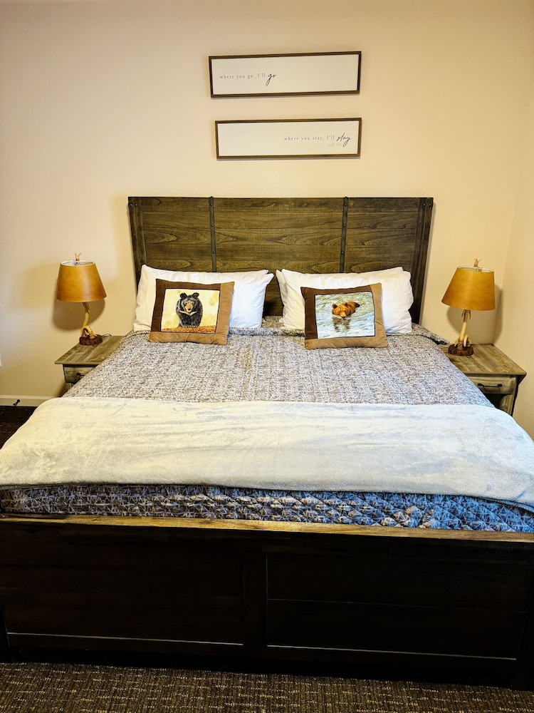 Basic Single Room, 1 King Bed