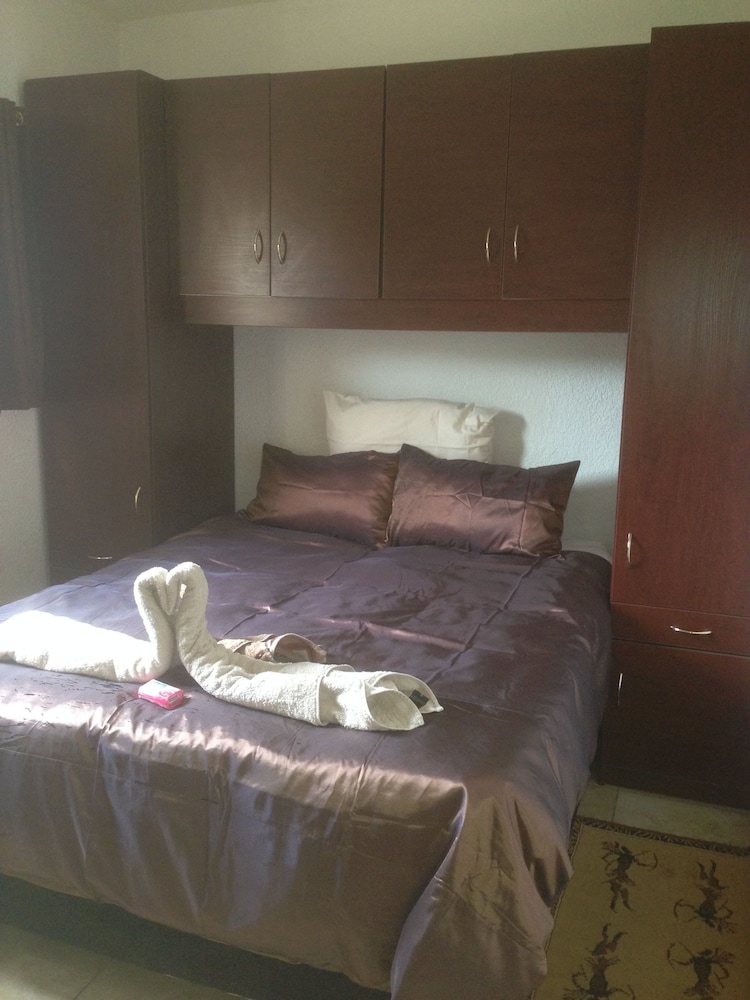 Giraffe Suite Family Room