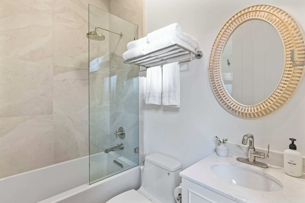 Premium Studio, 1 Queen Bed, Kitchenette photo 2