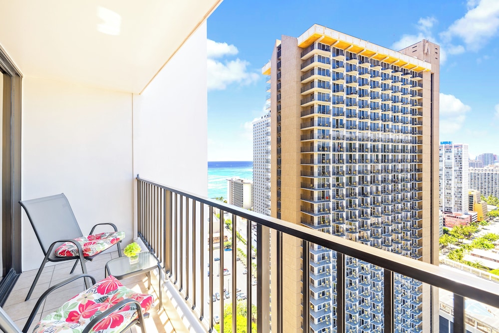 Premium Remodeled Condo with Ocean View and Parking: Premium Condo, 1 King Bed with Sofa bed, Balcony, Partial Ocean View (0136) photo