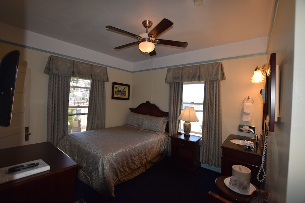 Premium Double Room, 1 Queen Bed, Partial Sea View (1 Queen- Ocean View) photo 2