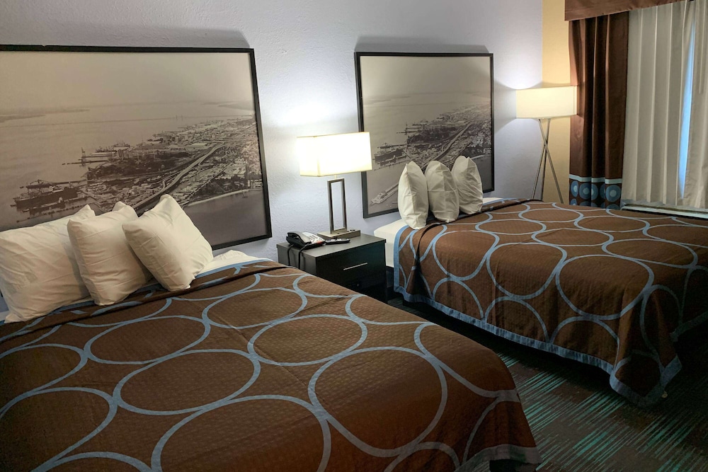 Room, 2 Queen Beds, Smoking - Photo 1