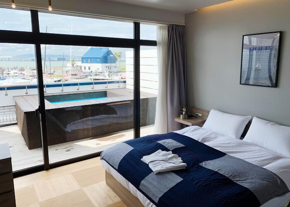 209 Ocean view Dulble&sofa bed,only Shower