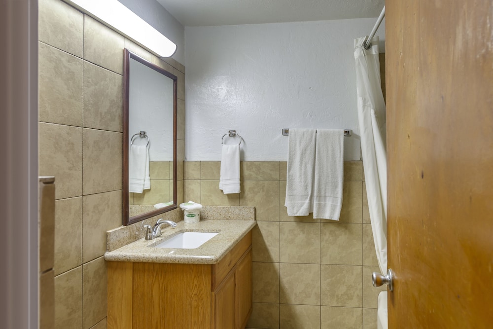 Basic Room, 2 Queen Beds, Smoking photo 2