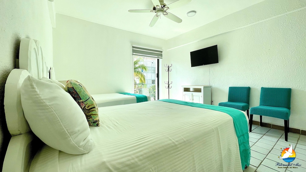 Standard with 2 Double Beds photo 2