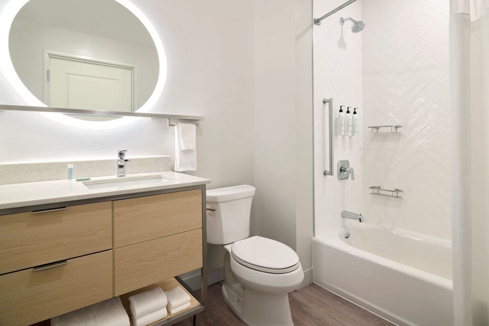 Suite, 1 Bedroom, Bathtub (Mobility/Hearing Accessible, Tub) photo 3