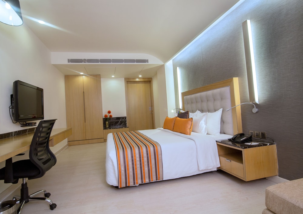 Executive Suite, 1 King Bed, City View - Photo 1