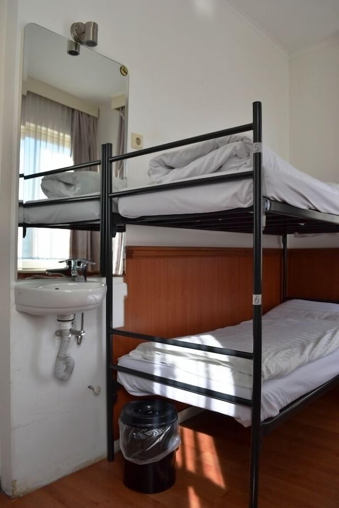 Family Room, Private Bathroom (6 bunk beds) photo 1