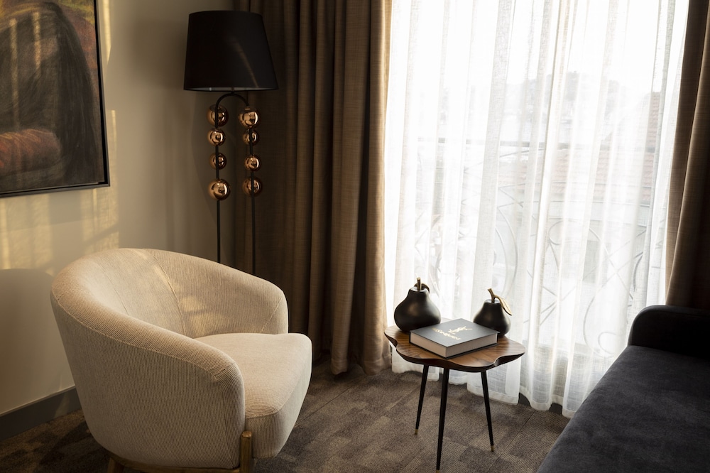 Deluxe Room - Photo 6