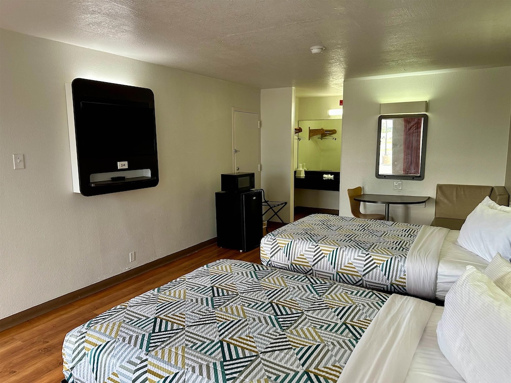 Standard Room, 2 Double Beds, Smoking - Photo 1