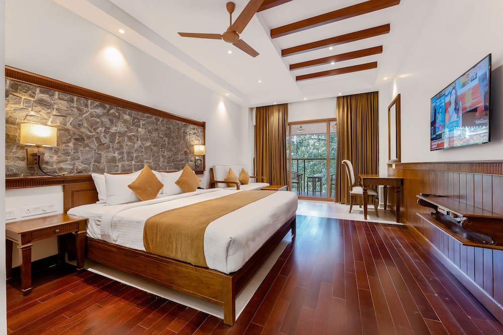 Premium Room, 1 King Bed, Non Smoking, Private Bathroom photo 3