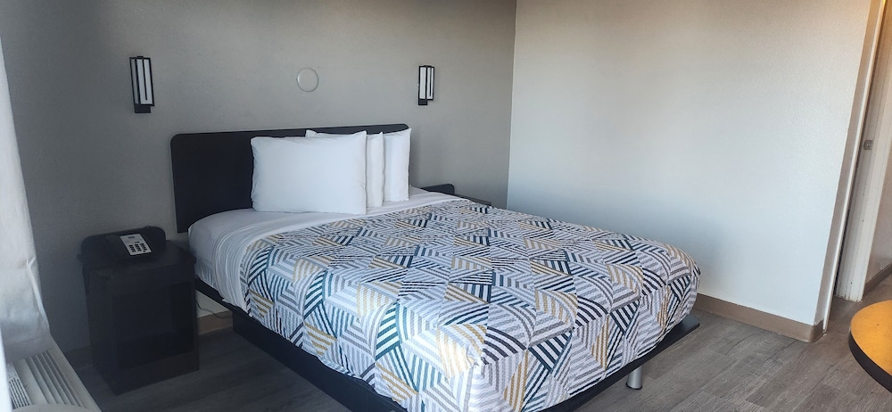 Standard Room, 1 Queen Bed, Accessible, Non Smoking - Photo 7