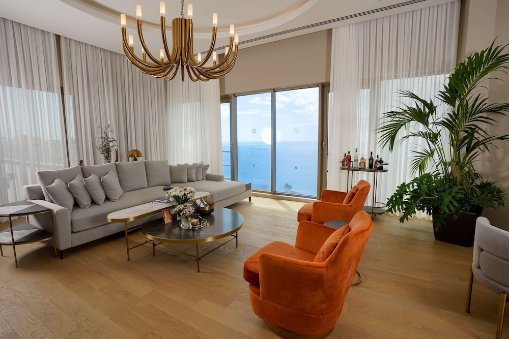 Infinity Suite (Urban Chic Lounge Access)