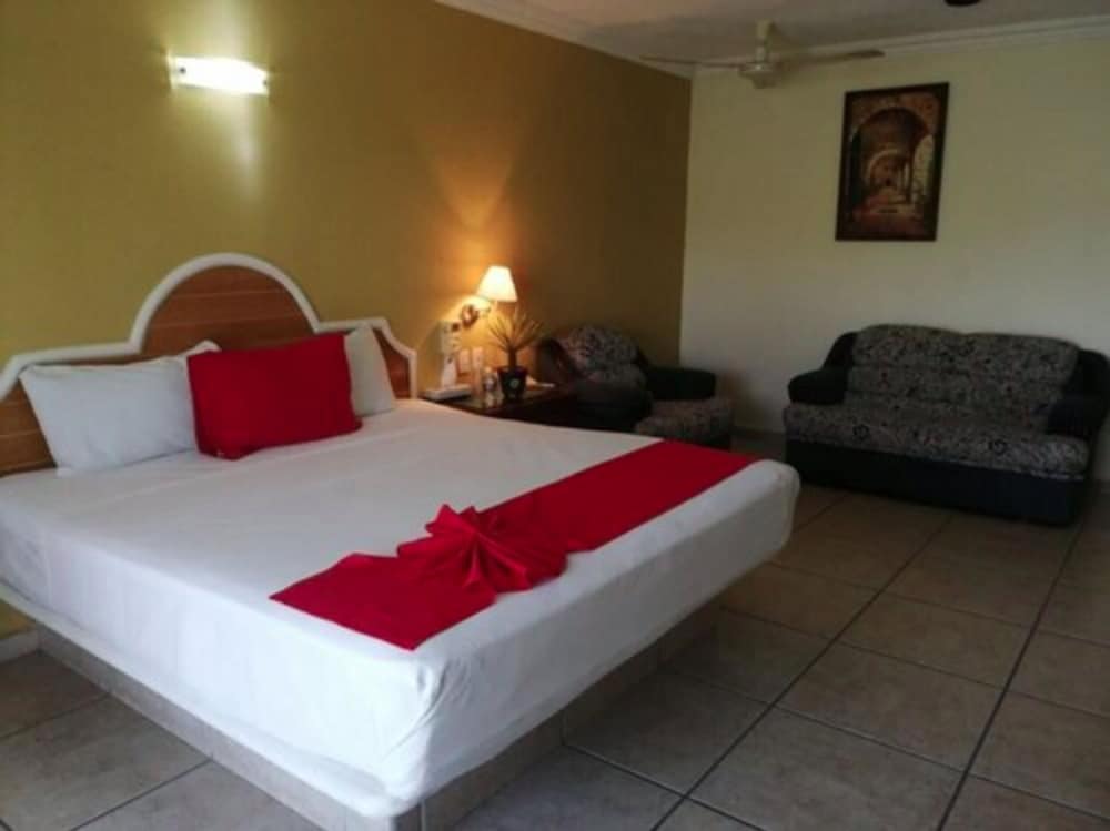 Basic room with 1 King bed and Fan (No air conditoning) photo 2