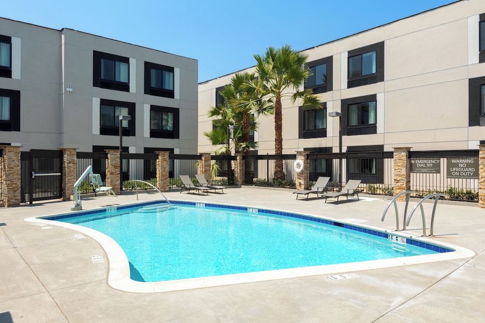 Studio Suite, 1 King Bed, Pool View