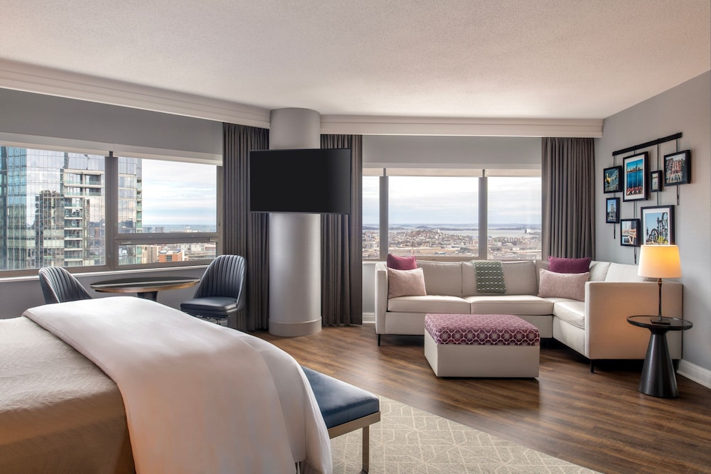 Studio Suite, 1 King Bed, City View, Corner