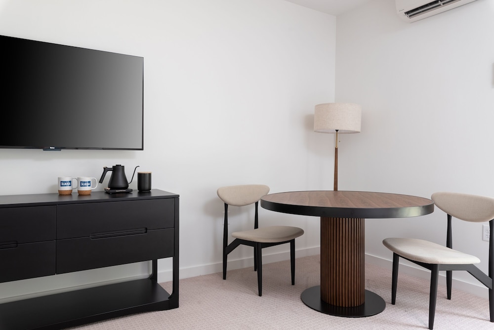 Deluxe Studio, 2 Queen Beds, Lake View (Self Check-in with Virtual Front Desk) photo 3