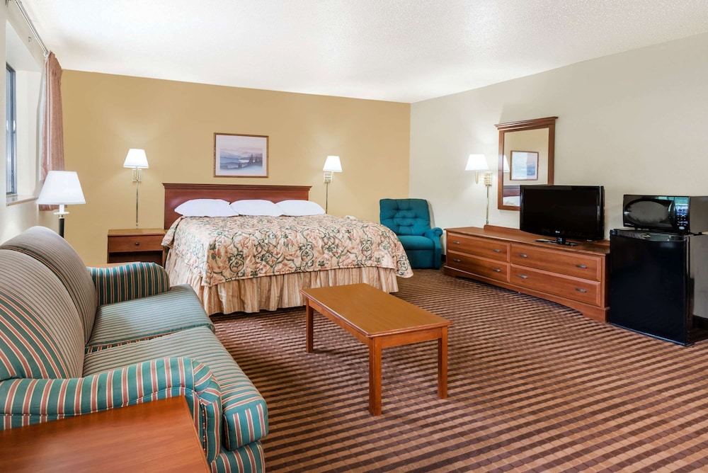 Studio Suite, 1 King Bed, Non Smoking photo 3